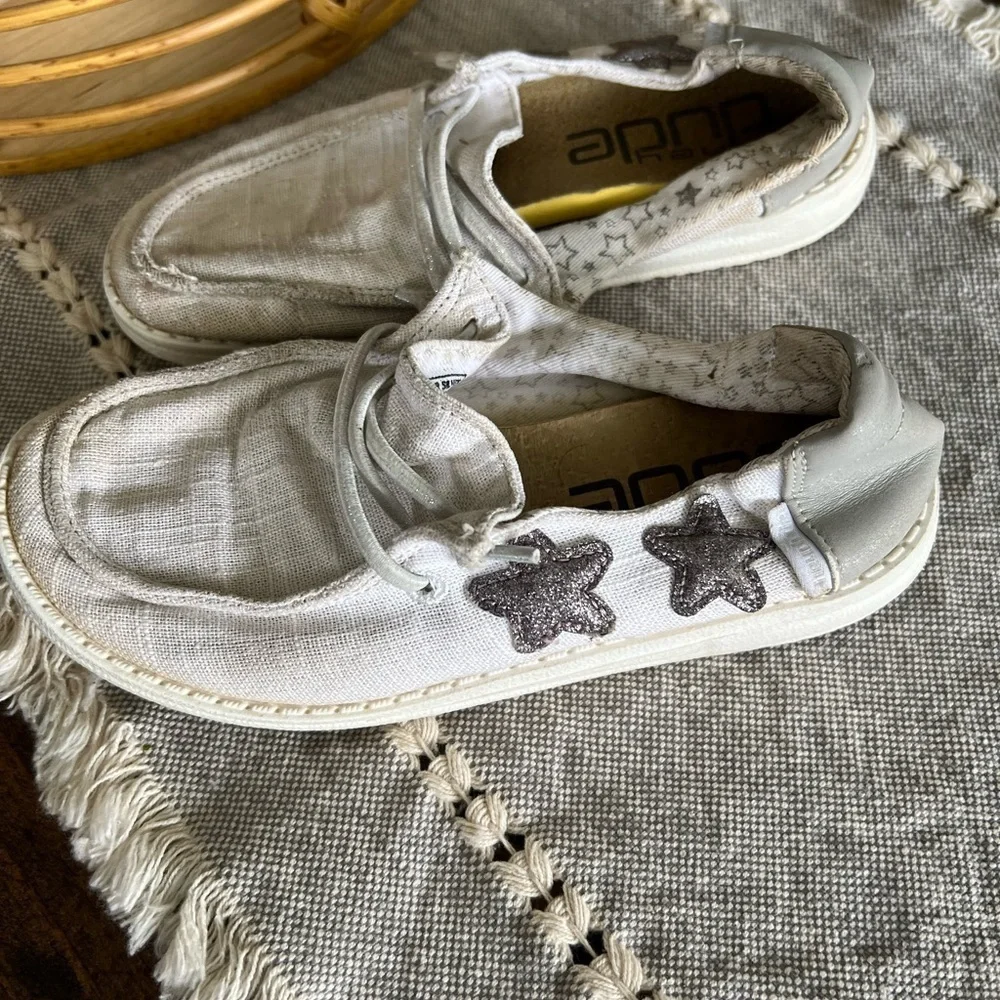 Hey Dude girls youth 1-2 slip-on canvas shoes, stars, casual, white with silver